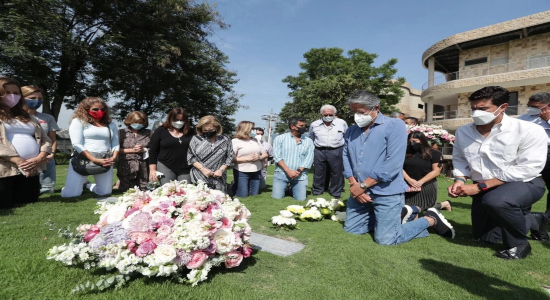 En Guayaquil, Lasso visitó la tumba de sus padres. AFP