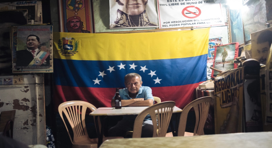 Hombre en un bar de Venezuela