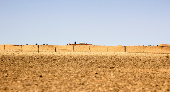  Soldados marroquíes y de la Minurso observan con prismáticos desde el muro militar levantado por Marruecos en el Sahara Occidental. Christian Martínez