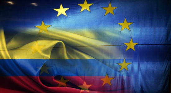 Banderas de la UE y Colombia