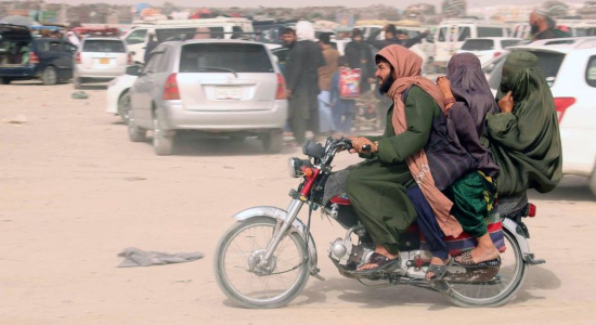 Afganos que intentan huir de los talibanes en la zona fronteriza de Chaman, entre Afganistán y Pakistán AKHTER GULFAM / EFE