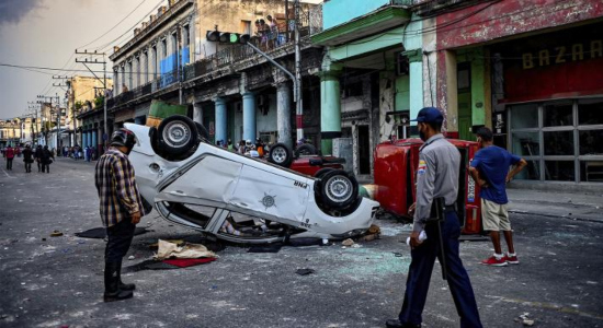  Automóviles policiales cubanos fueron embestidos por manifestantes violentos en La Habana, el 11 de julio de 2021 (Foto: Yamil Lage / AFP) 
