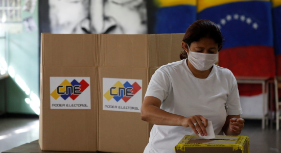Una mujer vota en el simulacro electoral de las megaelecciones, en Caracas, Venezuela, el 10 de octubre de 2021Leonardo Fernandez Viloria / Reuters 