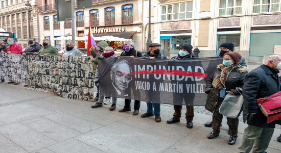 Concentración en Madrid frente a un acto en el que ha participado el exgobernador civil franquista Martín Villa. La Comuna
