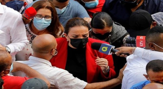 Xiomara Castro acudió a la sede del Congreso a saludar a los diputados que escogieron seguir junto al pueblo. | Foto: EFE