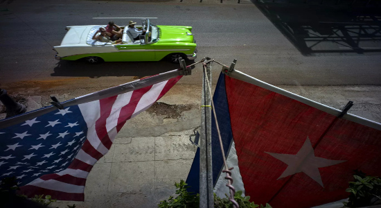 Banderas de Cuba y EEUU en La Habana