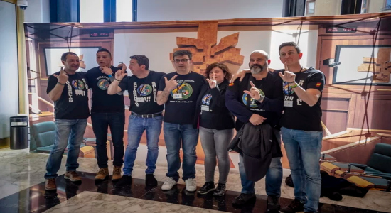 Miembros de Jusapol, haciendo su gesto amenazante el día en que se aprobó la ley en el Parlamento de Gasteiz. (Jaizki FONTANEDA | FOKU) 