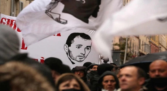 Retrato de Yvan Colonna en una protesta en Corsica. (Pascal POCHARD-CASABIANCA | AFP)