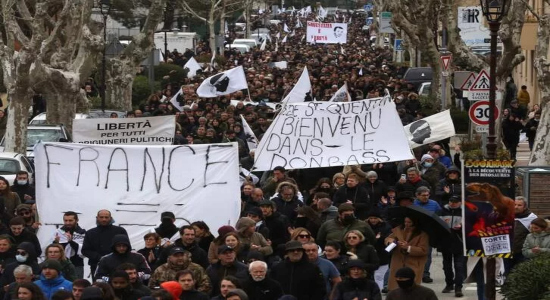 Miles de personas se han manifestado en Corti tras la brutal agresión que sufrió el pasado miércoles en prisión Yvan Colonna. (Pascal POCHARD-CASABIANCA | AFP)