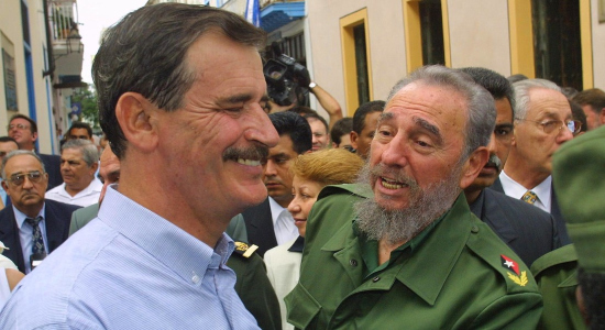 El expresidente de México Vicente Fox y el líder cubano Fidel Castro Ruz caminan en La Habana. 3 de febrero de 2002Sven Creutzmann / Mambo Photography / Gettyimages.ru 