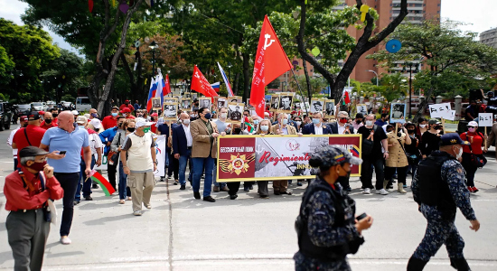 La marcha del Regimiento Inmortal en Caracas por la victoria soviética sobre el nazismo