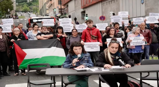 Vecinos de Bilbo Zaharra y Alde Zaharra han lucido banderas palestinas en la concentración de este miércoles. (Marisol RAMIREZ | FOKU)