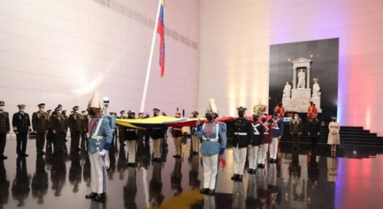En el acto de izaje de la bandera venezolana participaron los ministros de Defensa e Interior, entre otros titulares del Gabinete. | Foto: vtv