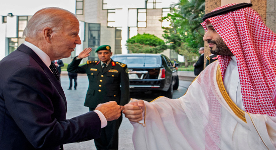 l presidente de EEUU, Joe Biden, y el príncipe heredero saudí, Mohamed bin Salmán, se saludan con los puños durante la visita del inquilino de la Casa Blanca a Arabia Saudí en julio. BANDAR AL-JALOUD (AFP) | Imagen propiedad de: AFP