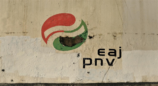  El logo del PNV sobre una pared desconchada. Ekaitz Cancela