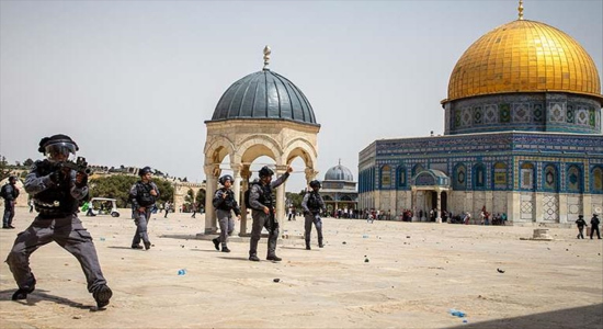 Policia israelí en la mezquita de Al-Aqsa