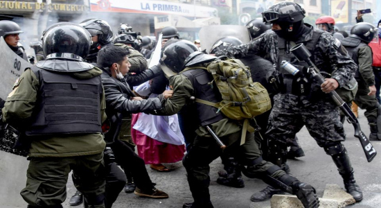 Policía boliviana reprimiendo