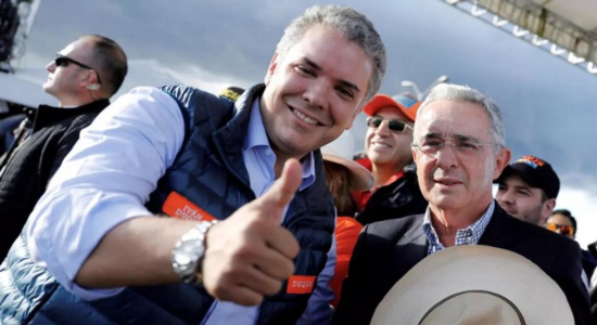 El primer mandatario colombiano Iván Duque y el ex presidente Álvaro Uribe Vélez en un acto proselitista en Bogotá en 2018. Foto: Reuters
