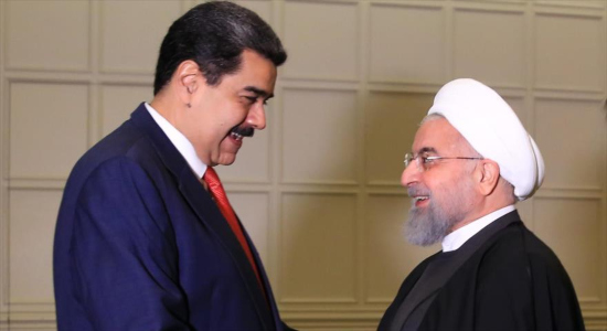 El presidente venezolano, Nicolás Maduro (izda.), y su par iraní, Hasan Rohani, en Baku, 25 de octubre de 2019.