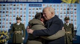 Abrazo entre Volodímir Zelenski y Joe Biden, durante la visita del presidente americano a Ucrania del pasado 20 de febrero. / Presidencia de Ucrania
