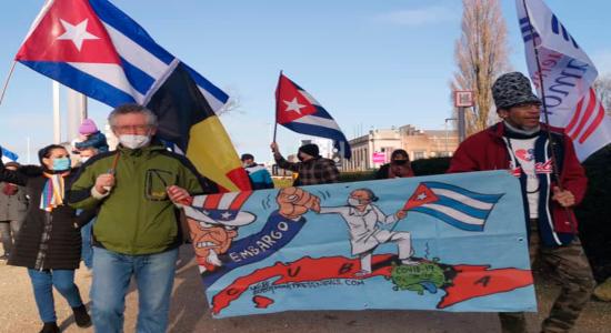 Movilización en Bruselas, Bélgica, este domingo 30 de enero, contra el bloqueo de Estados Unidos a Cuba. Foto: @CubaMINREX