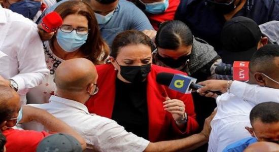 Xiomara Castro acudió a la sede del Congreso a saludar a los diputados que escogieron seguir junto al pueblo. | Foto: EFE