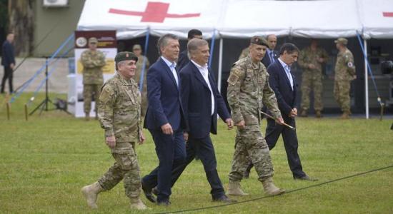  Expresidente Mauricio Macri y miembros del ejército argentino (Foto: Gobierno de Argentina) 