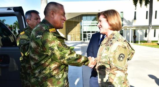  La generala Laura Richardson, jefa del Comando Sur, saluda al general colombiano Luis Navarro, jefe de las Fuerzas Militares de Colombia (Foto: Juan Chiari / Comando Sur) 