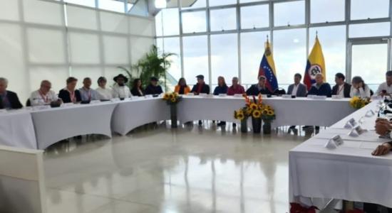 Diálogos de paz entre Gobierno de Colombia y el ELN en el Hotel Humbold Foto: twitter @LeonVaLenciaA