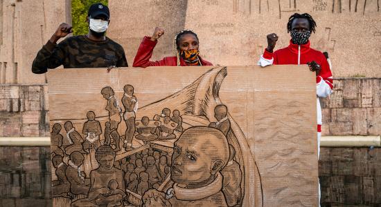 Personas con una pintura que representa a los esclavos durante las celebraciones del Día Nacional de España, 12 de octubre de 2020.Marcos del Mazo / LightRocket / Gettyimages.ru 
